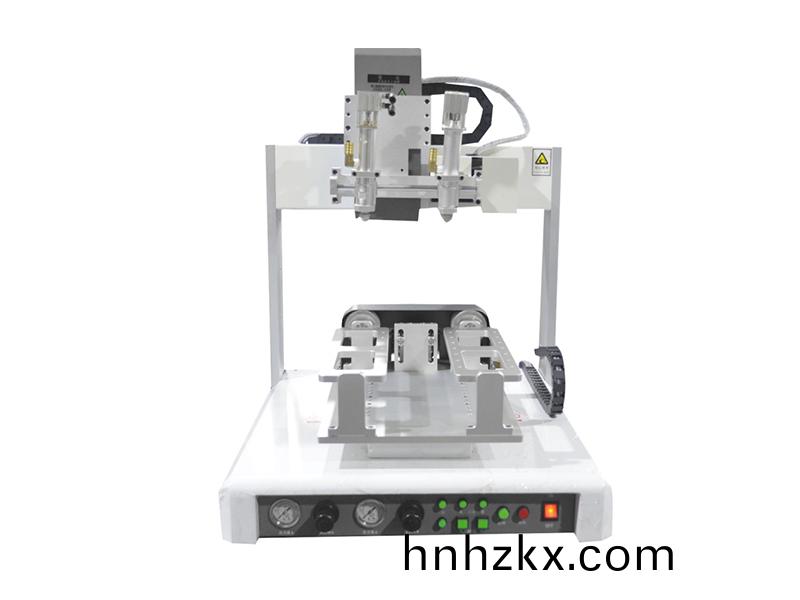 四(si)軸繙轉(zhuǎn)(zhuan)自(zi)動(dong)點(dian)膠機(ji)